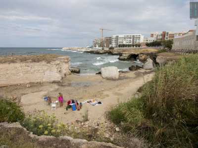 ...� celata �cala Verdegiglio�, una spiaggia sabbiosa incorniciata da grandi massi